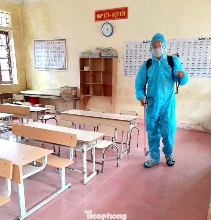Xịt khử khuẩn tất cả các phòng học và khuôn viên nhà trường