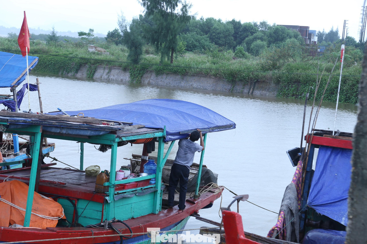 Các ngư dân đang soạn sửa, chằng néo lại tàu, ngừng ra khơi khi có bão đang đổ bộ. Các ngư dân đang soạn sửa, chằng néo lại tàu, ngừng ra khơi khi có bão đang đổ bộ.