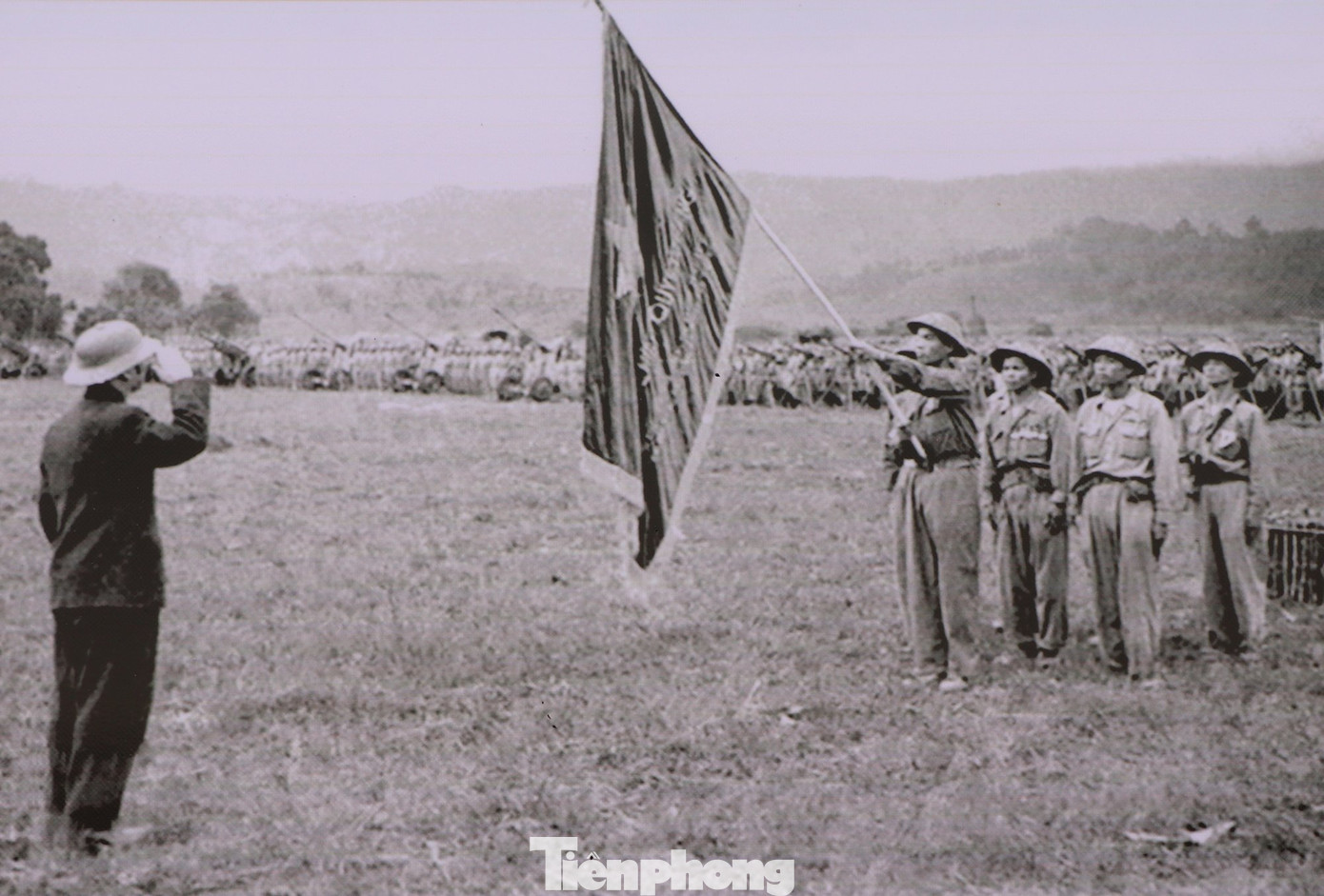 Đại tướng Võ Nguyên Giáp trao cờ “Quyết chiến, quyết thắng” của Chủ tịch Hồ Chí Minh cho các đơn vị đã lập nhiều chiến công tại lễ mừng chiến thắng ngay tại mặt trận Điện Biên Phủ, tháng 5/1954.