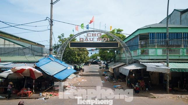 Tính từ tối ngày 23/6 đến sáng ngày 24/6, tại khu vực chợ đầu mối thành phố Vinh, Nghệ An đã ghi nhận 3 trường hợp dương tính với SARS-CoV-2. Đây đều là những người buôn bán rau tại chợ.