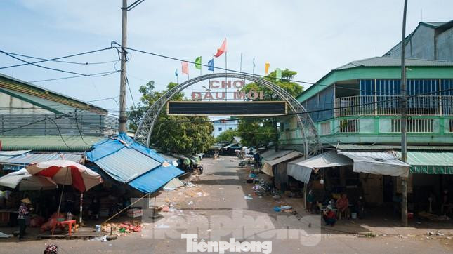 Tính đến sáng 1/7, Nghệ An đã ghi nhận 102 ca dương tính với SARS-CoV-2, trong đó có 33 ca liên quan chợ đầu mối Vinh, nhiều F1 đã chuyển hoá thành F0. Đây được đánh giá là “ổ dịch” rất nguy hiểm và đáng lo ngại.