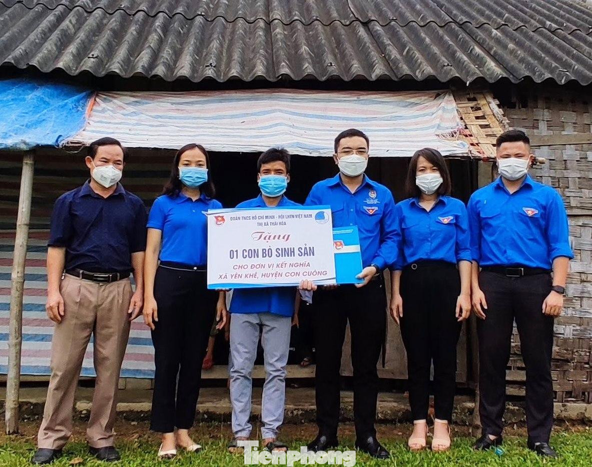 Tại huyện miền núi Con Cuông, Ban Thường vụ Thị đoàn - Hội LHTN Thị xã Thái Hòa tổ chức thăm hỏi, tặng quà đơn vị kết nghĩa xã Yên Khê (huyện Con Cuông), trao tặng 1 con bò sinh sản, vườn cây sinh kế cho 2 gia đình có hoàn cảnh khó khăn.