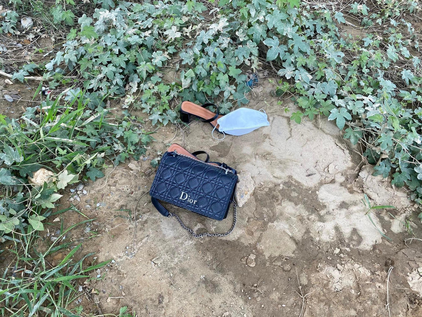 Chiếc túi xách người phụ nữ để lại trên bờ Chiếc túi xách người phụ nữ để lại trên bờ