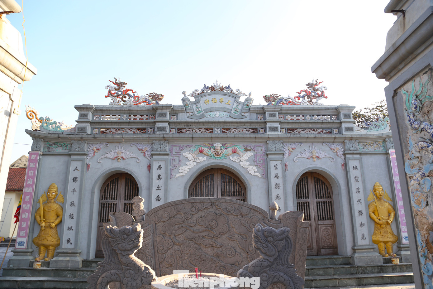 Tên làng Vạn Lộc được Nguyễn Sư Hồi đặt với ý nghĩa là nơi “Muôn lộc đổ về đây”. Tên làng Vạn Lộc được Nguyễn Sư Hồi đặt với ý nghĩa là nơi “Muôn lộc đổ về đây”.