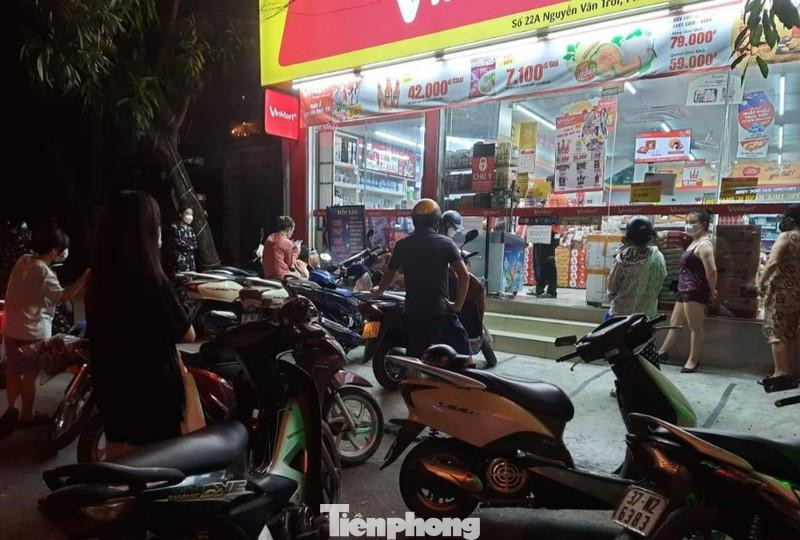 Tại một số điểm, người dân đứng xếp hàng chờ đến lượt vào mua hàng