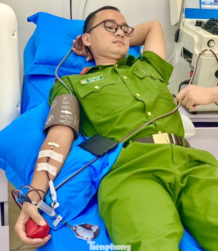 Đại uý Võ Tuấn Điệp hiến máu cứu người Đại uý Võ Tuấn Điệp hiến máu cứu người