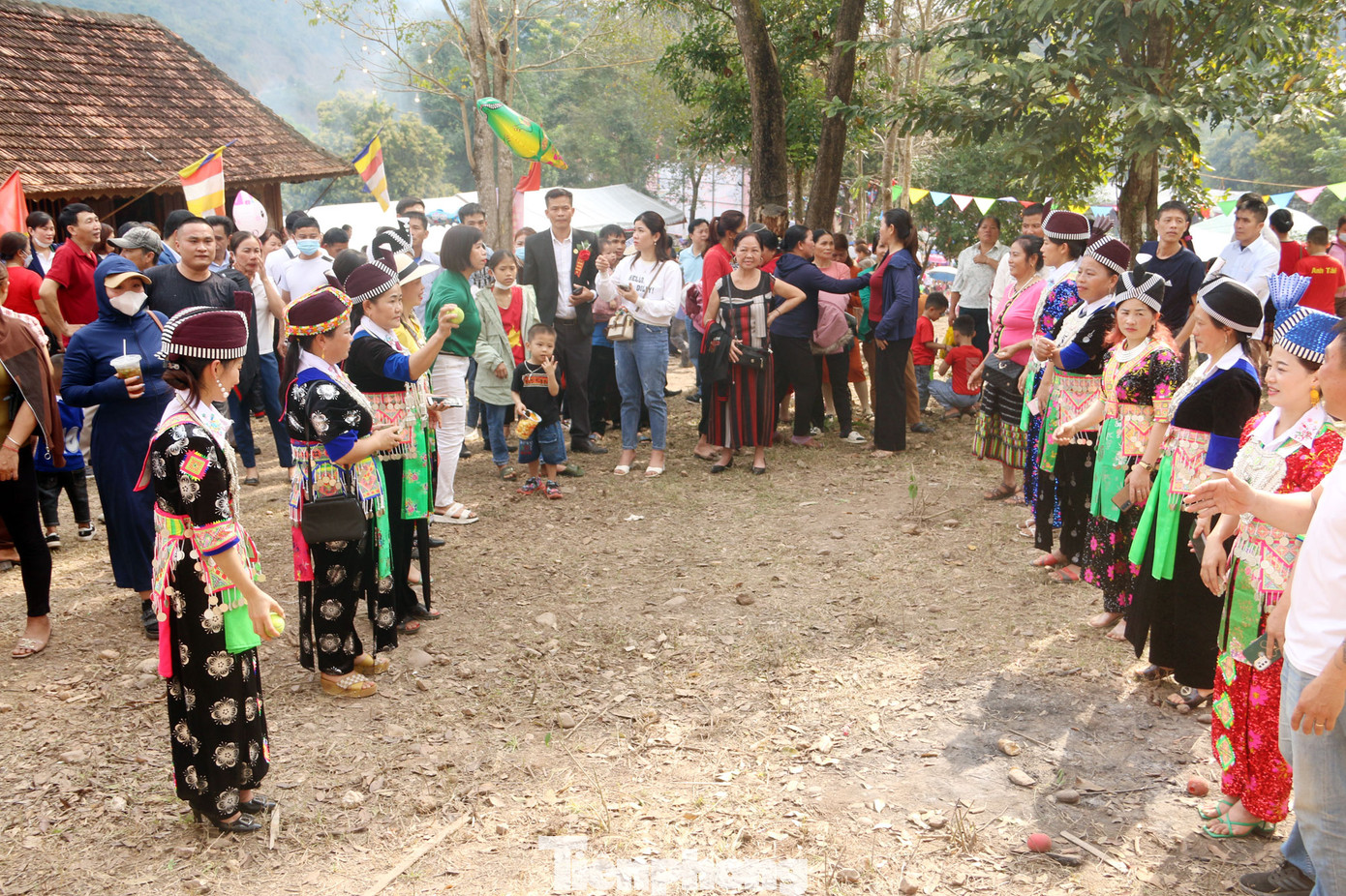 Tại lễ hội đền Vạn - Cửa Rào năm nay có nhiều trò chơi dân gian mang đậm bản sắc văn hóa các dân tộc. Trong đó, trò chơi ném pao thu hút nhiều người tham gia.