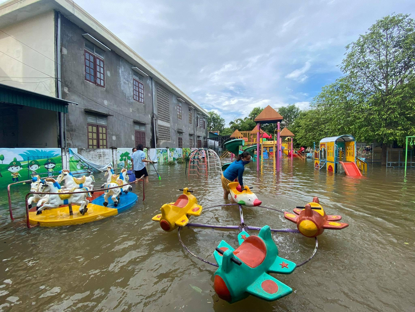 Trường Mầm non Quỳnh Hồng vẫn ngập nước sáng 28/9 Trường Mầm non Quỳnh Hồng vẫn ngập nước sáng 28/9