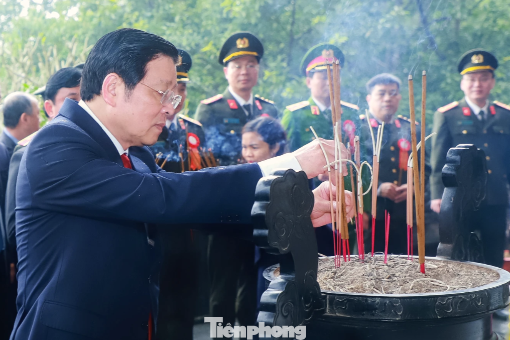 Trưởng ban Nội chính T.Ư Phan Đình Trạc dâng hương tại mộ bà Hoàng Thị Loan - thân mẫu Chủ tịch Hồ Chí Minh