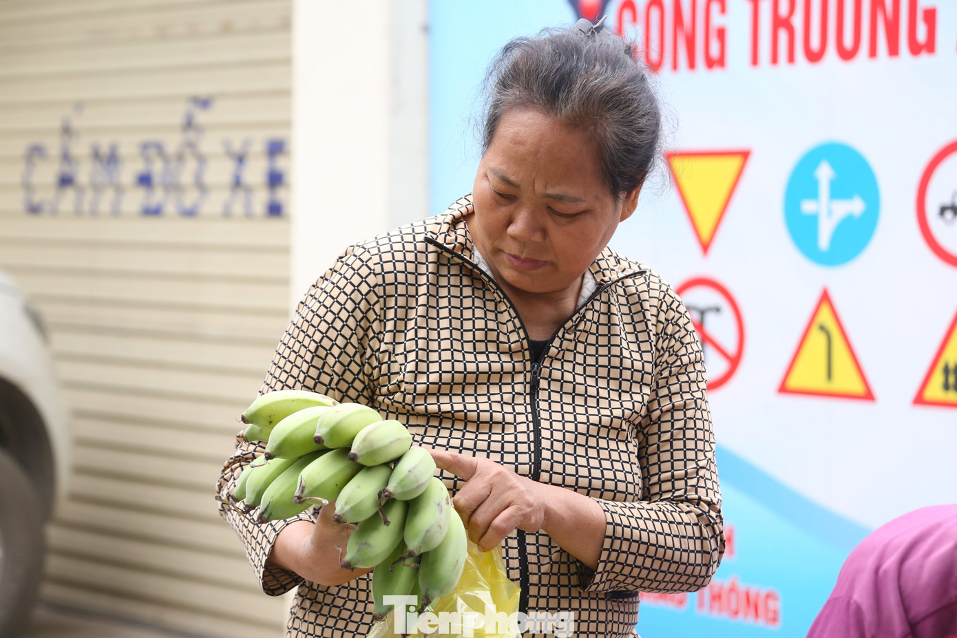 Người dân chọn mua chuối xanh để bày mâm ngũ quả ngày Tết trong sáng 8/2.