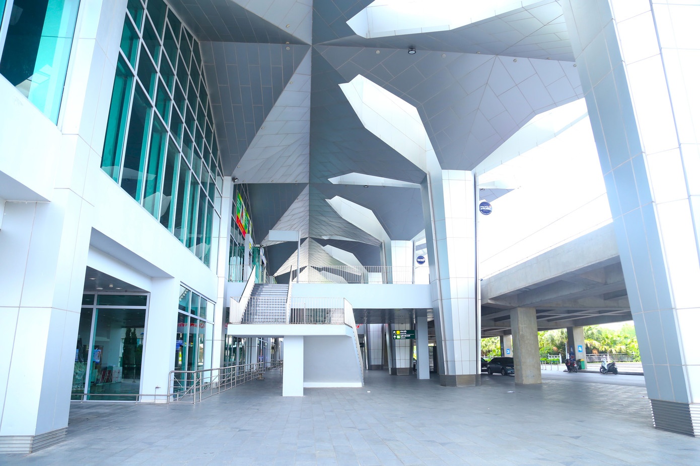 Trong đó, dự án sửa chữa đường cất hạ cánh và đường lăn có tổng mức đầu tư hơn 623 tỷ đồng, nhằm gia cố nền mặt đường, hệ thống thoát nước, đèn hiệu, tín hiệu hàng không... Dự án cải tạo mở rộng sân đỗ máy bay được triển khai trên diện tích gần 30.000m², nâng khả năng đón tiếp lên 9 vị trí đỗ máy bay thân hẹp, tổng vốn khoảng 237 tỷ đồng. Cùng với đó, nhà ga hành khách T1 sẽ được cải tạo, bổ sung thêm không gian sử dụng nhằm nâng công suất phục vụ từ 2,5 lên 3-3,5 triệu lượt khách/năm. Trong đó, dự án sửa chữa đường cất hạ cánh và đường lăn có tổng mức đầu tư hơn 623 tỷ đồng, nhằm gia cố nền mặt đường, hệ thống thoát nước, đèn hiệu, tín hiệu hàng không... Dự án cải tạo mở rộng sân đỗ máy bay được triển khai trên diện tích gần 30.000m², nâng khả năng đón tiếp lên 9 vị trí đỗ máy bay thân hẹp, tổng vốn khoảng 237 tỷ đồng. Cùng với đó, nhà ga hành khách T1 sẽ được cải tạo, bổ sung thêm không gian sử dụng nhằm nâng công suất phục vụ từ 2,5 lên 3-3,5 triệu lượt khách/năm.