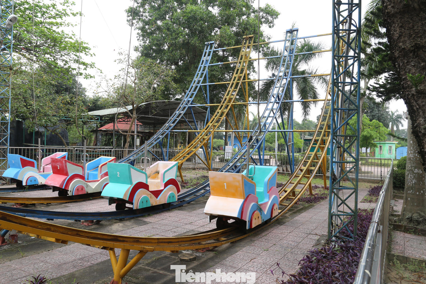 Khu trò chơi đu bán nguyệt không có khách chơi.