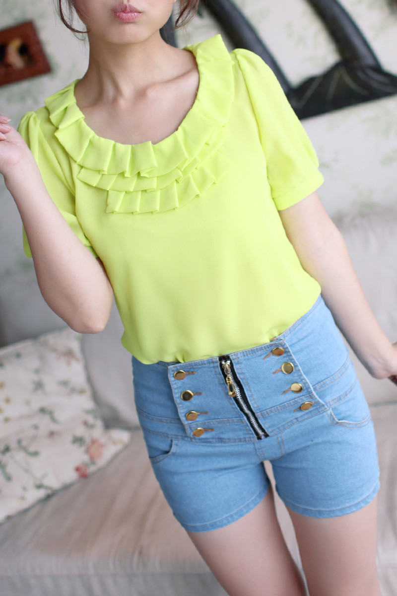 Trong tủ đồ nhà bạn hẳn không thể thiếu quần shorts. Với chức năng mang lại sự thoải mái, năng động cũng như giúp bạn gái “khoe” đôi chân thon cuốn hút, quần shorts lúc nào cũng được xếp vào list những món đồ cô nàng nào cũng phải có mỗi khi hè tới. Bạn sẽ vô cùng nổi bật cùng short hoa mang nhiều màu sắc được cách điệu với các họa tiết hoa nhỏ, to khác nhau. Bạn nên kết hợp short họa tiết hoa với áo có gam màu đơn sắc như màu đen, màu be, màu trắng... Khắc phục nhược điểm của quần short hơi thô cứng và chật chội hay những chiếc váy ngắn khiến chúng mình có thể gặp sự cố “hớ hênh” khi vận động, quần short váy là sự kết hợp hoàn hảo để teen girl khoe vẻ đáng yêu, xinh xắn mà cực kỳ thoải mái. Ngoài ra, các kiểu quần short màu sặc sỡ hay short đều có thể đem đến cho bạn gái nét trẻ trung năng động trong ngày hè.