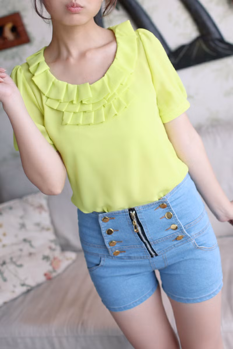 Trong tủ đồ nhà bạn hẳn không thể thiếu quần shorts. Với chức năng mang lại sự thoải mái, năng động cũng như giúp bạn gái “khoe” đôi chân thon cuốn hút, quần shorts lúc nào cũng được xếp vào list những món đồ cô nàng nào cũng phải có mỗi khi hè tới. Bạn sẽ vô cùng nổi bật cùng short hoa mang nhiều màu sắc được cách điệu với các họa tiết hoa nhỏ, to khác nhau. Bạn nên kết hợp short họa tiết hoa với áo có gam màu đơn sắc như màu đen, màu be, màu trắng... Khắc phục nhược điểm của quần short hơi thô cứng và chật chội hay những chiếc váy ngắn khiến chúng mình có thể gặp sự cố “hớ hênh” khi vận động, quần short váy là sự kết hợp hoàn hảo để teen girl khoe vẻ đáng yêu, xinh xắn mà cực kỳ thoải mái. Ngoài ra, các kiểu quần short màu sặc sỡ hay short đều có thể đem đến cho bạn gái nét trẻ trung năng động trong ngày hè.