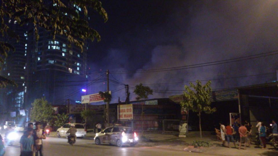 Lửa thiêu rụi dãy hàng quán sau tòa nhà Keangnam ảnh 4