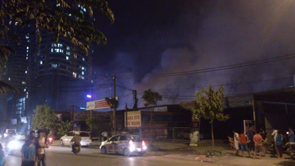 Lửa thiêu rụi dãy hàng quán sau tòa nhà Keangnam ảnh 4