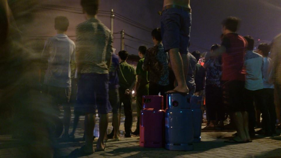 Lửa thiêu rụi dãy hàng quán sau tòa nhà Keangnam ảnh 3