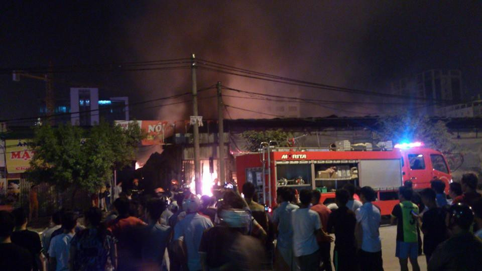 Lửa thiêu rụi dãy hàng quán sau tòa nhà Keangnam ảnh 9