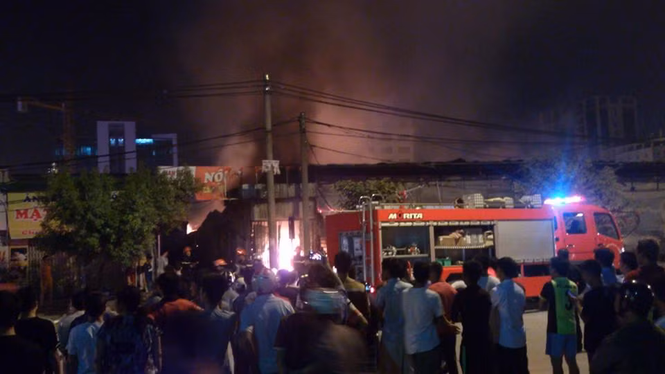Lửa thiêu rụi dãy hàng quán sau tòa nhà Keangnam ảnh 9