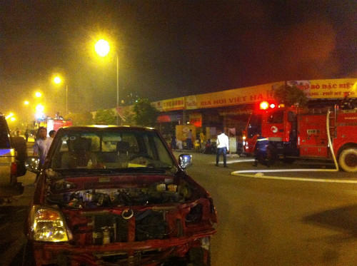 Lửa thiêu rụi dãy hàng quán sau tòa nhà Keangnam ảnh 2