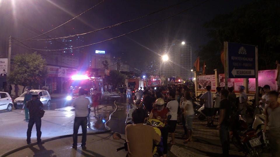 Lửa thiêu rụi dãy hàng quán sau tòa nhà Keangnam ảnh 6