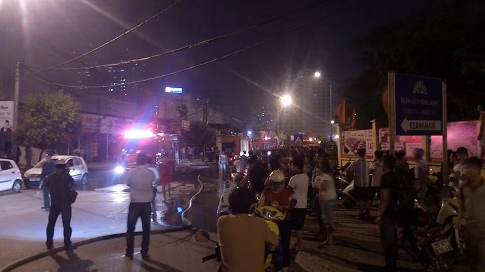 Lửa thiêu rụi dãy hàng quán sau tòa nhà Keangnam ảnh 6