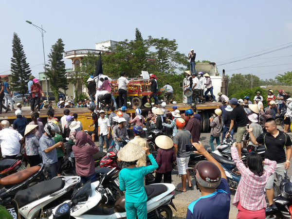 Nghi phạm tử vong, người nhà mang quan tài vây trụ sở công quyền ảnh 2