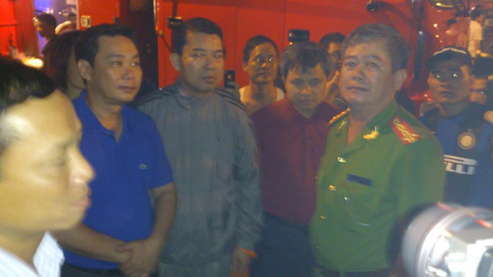 Lửa thiêu rụi dãy hàng quán sau tòa nhà Keangnam ảnh 1