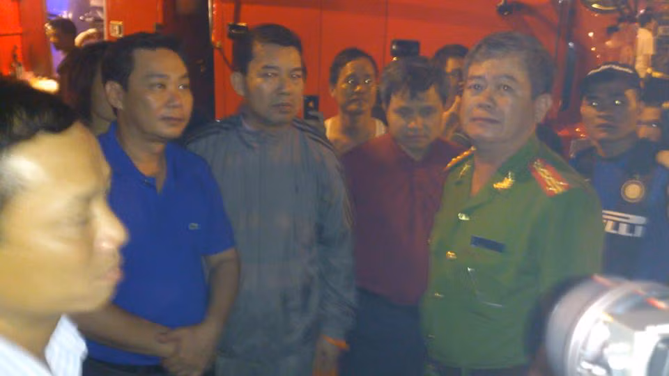Lửa thiêu rụi dãy hàng quán sau tòa nhà Keangnam ảnh 1