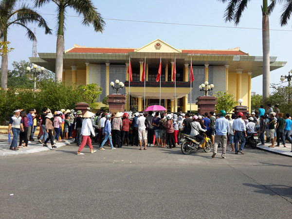 Nghi phạm tử vong, người nhà mang quan tài vây trụ sở công quyền ảnh 3