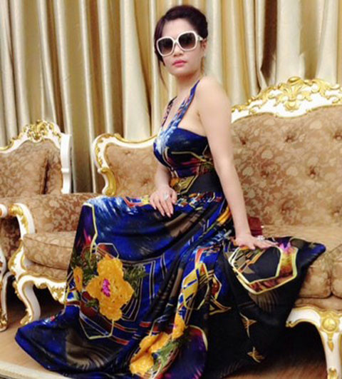 Nữ đại gia phố núi này cũng liên tục thực hiện các bộ hình thời trang để khoe vẻ đẹp, mức độ 