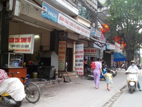 Ba cửa hiệu bún chả Sinh Từ nằm sát cạnh nhau, ai cũng nhận mình là chính hiệu và chất lượng lâu năm... Ba cửa hiệu bún chả Sinh Từ nằm sát cạnh nhau, ai cũng nhận mình là chính hiệu và chất lượng lâu năm..