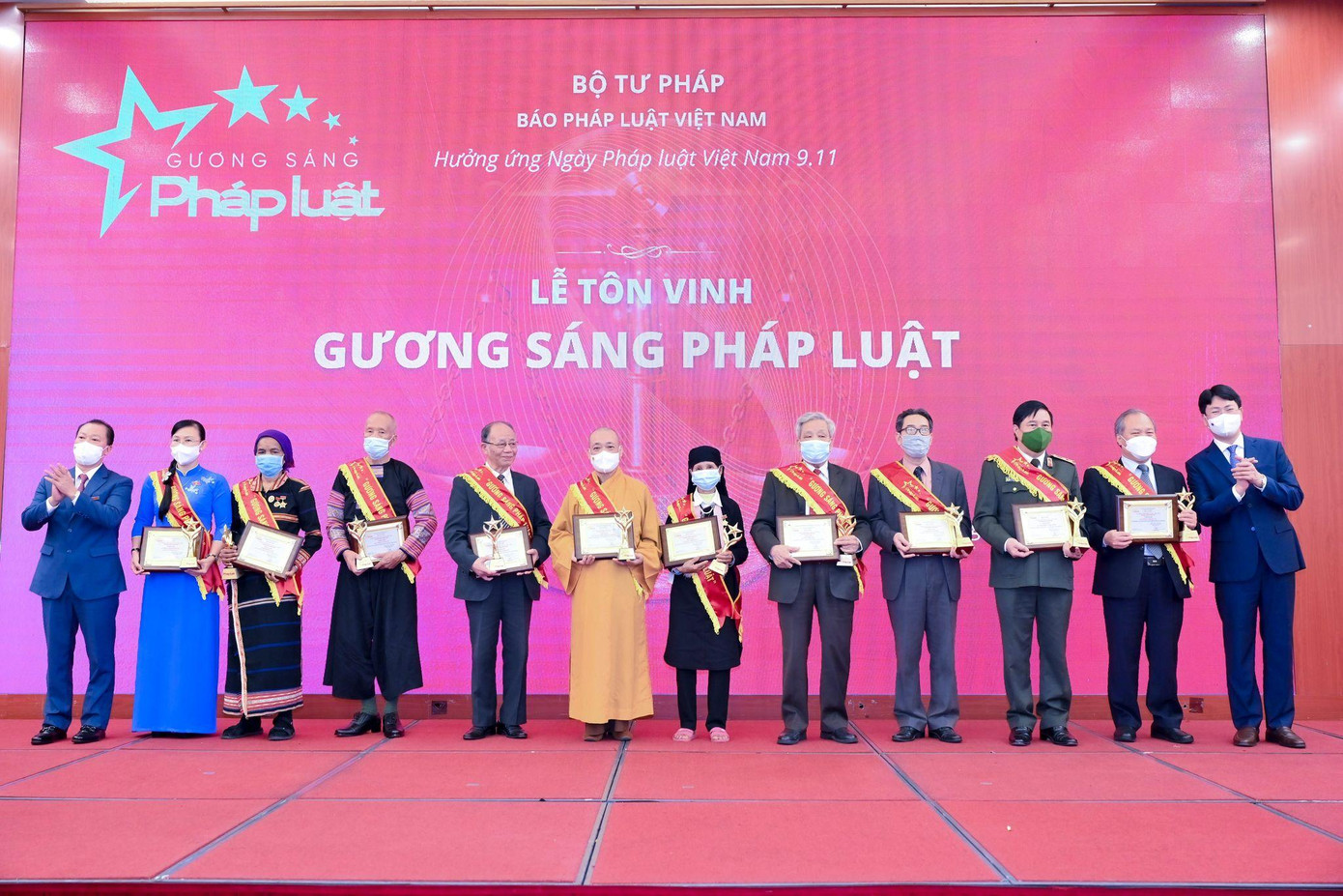 Ban Tổ chức trao Giấy chứng nhận cho các Gương sáng Pháp luật năm 2021.