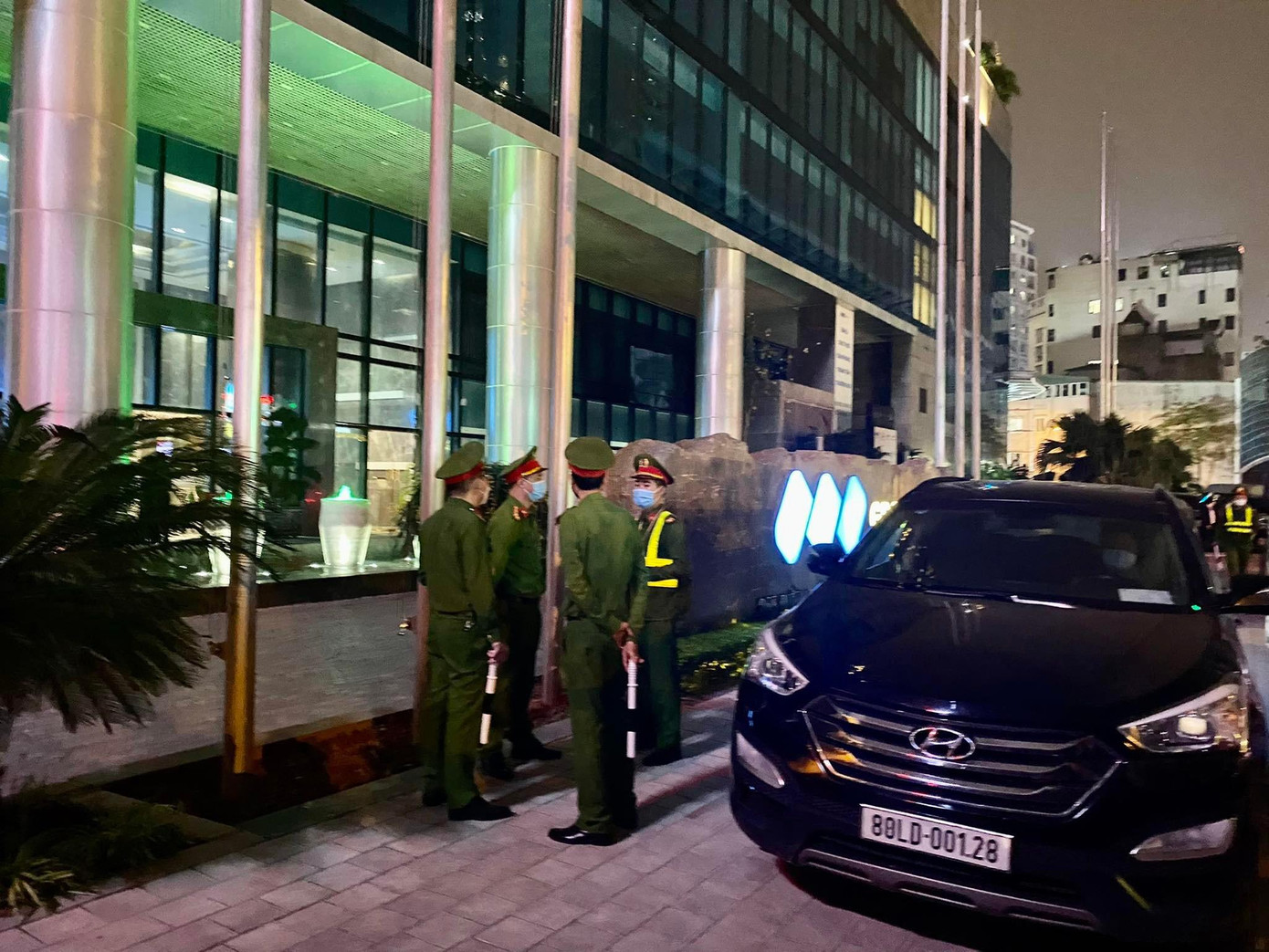 Rất đông cảnh sát được huy động đảm bảo an ninh trật tự tại trụ sở FLC - 265 Cầu Giấy, Hà Nội vào tối 29/3. Ảnh: Lê Dương Rất đông cảnh sát được huy động đảm bảo an ninh trật tự tại trụ sở FLC - 265 Cầu Giấy, Hà Nội vào tối 29/3. Ảnh: Lê Dương