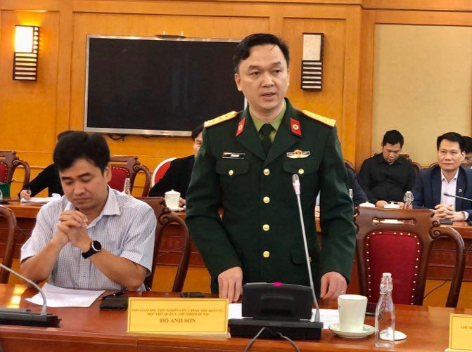 Bị can Phan Quốc Việt (trái) và ông Hồ Anh Sơn. Bị can Phan Quốc Việt (trái) và ông Hồ Anh Sơn.