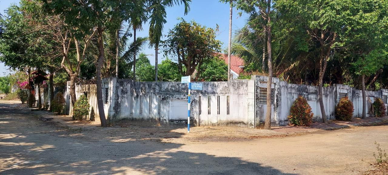 Mảnh đất 4 mặt tiền của vợ cựu Bí thư Thành ủy Kon Tum. Ảnh: Đình Văn Mảnh đất 4 mặt tiền của vợ cựu Bí thư Thành ủy Kon Tum. Ảnh: Đình Văn