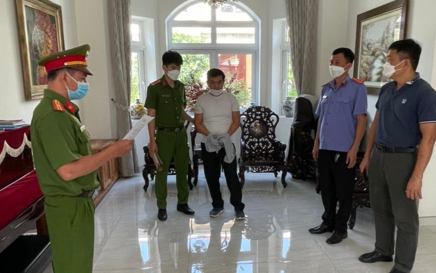 Cơ quan điều tra đọc lệnh bắt bị can Trương Quốc Tuấn. Cơ quan điều tra đọc lệnh bắt bị can Trương Quốc Tuấn.