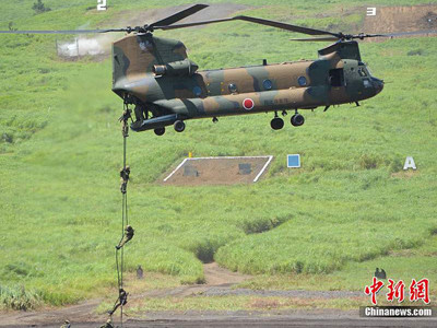 Binh sĩ Lực lượng Phòng vệ Nhật Bản diễn tập đổ bộ chiếm đảo bằng đường không. Nguồn: China News