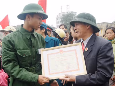 Cựu chiến binh Hoàng Văn Xuyên căn dặn cháu ngoại là tân binh Nguyễn Đức trước giờ lên đường tòng quân. Ảnh: Nguyễn Minh. Cựu chiến binh Hoàng Văn Xuyên căn dặn cháu ngoại là tân binh Nguyễn Đức trước giờ lên đường tòng quân. Ảnh: Nguyễn Minh