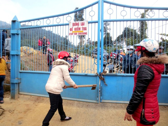 Người dân đập phá cổng chắn vào nhà máy