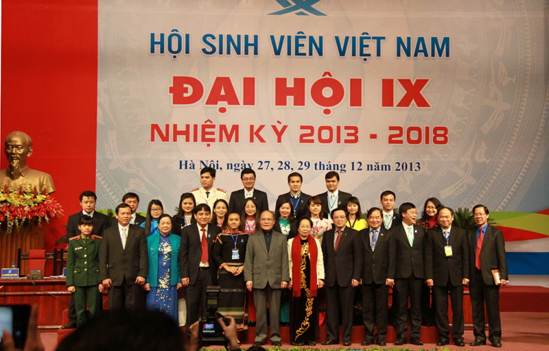 Đoàn Chủ tịch Đại hội chụp ảnh cùng với các lãnh đạo Đảng, Nhà nước