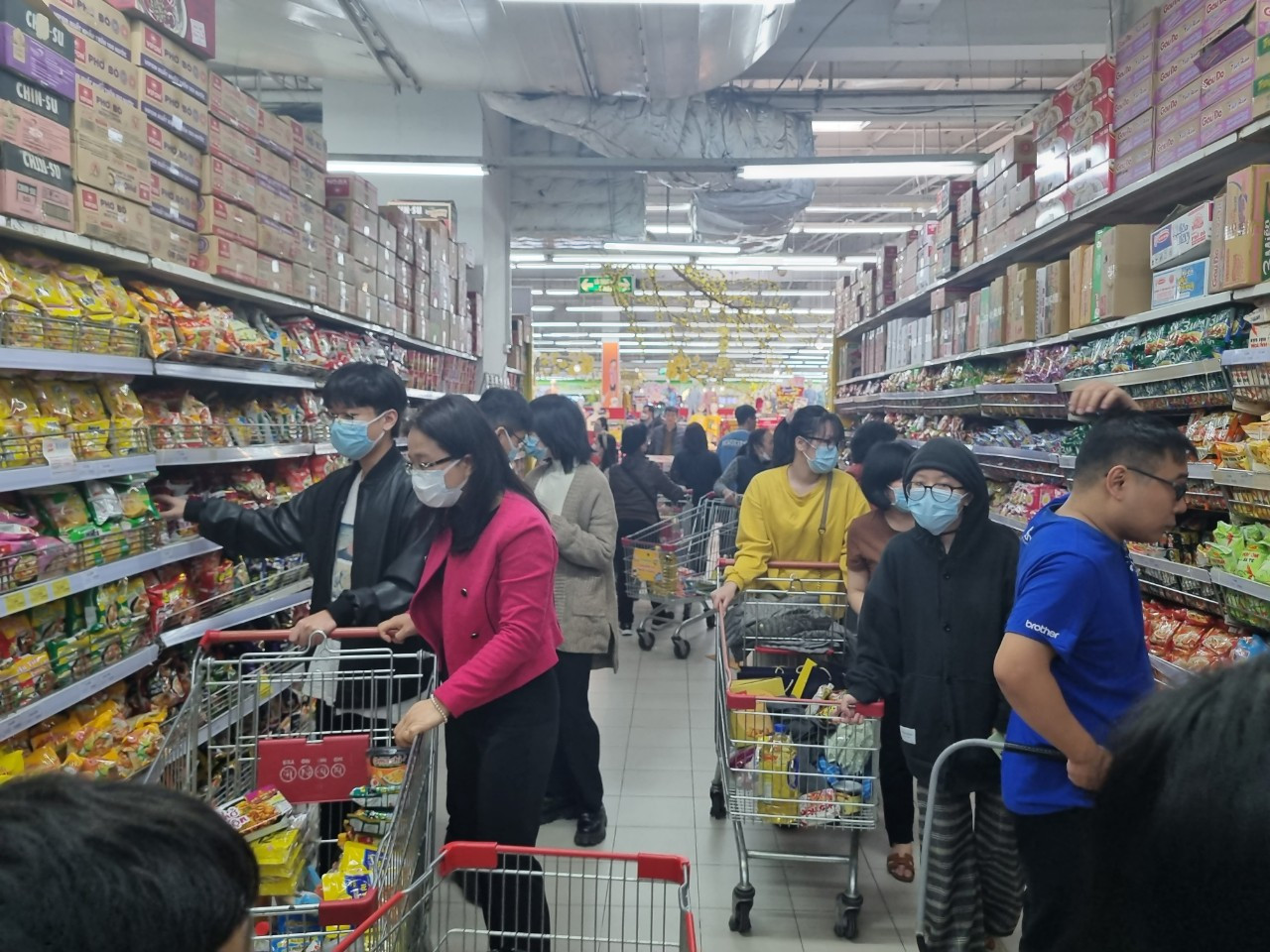 Nhiều đơn vị bán lẻ ghi nhận khách đông đúc ngày 29 Tết nhưng sức mua yếu.