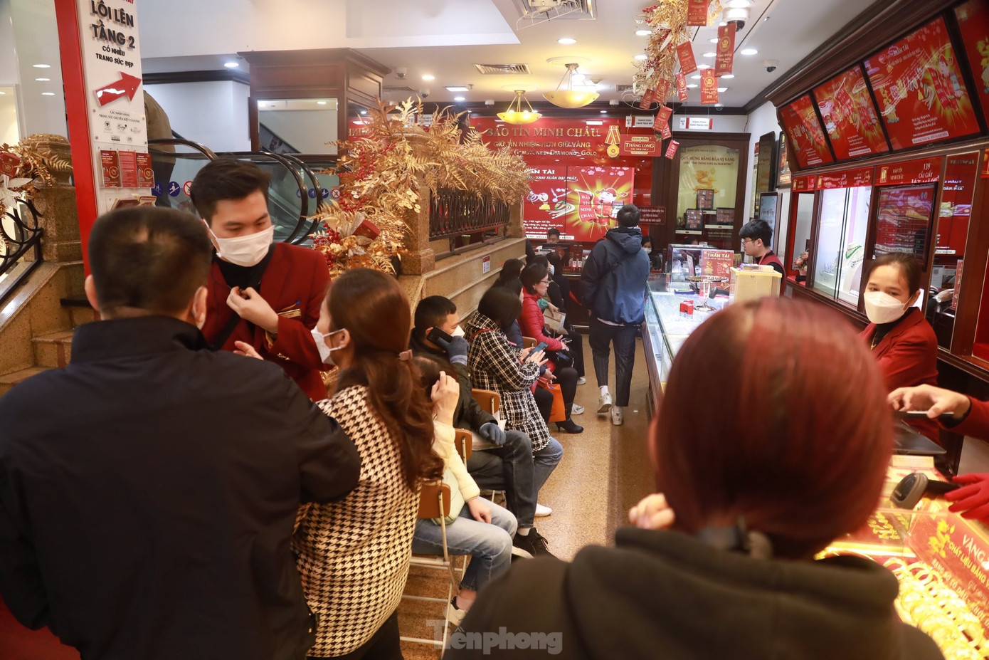 Người dân mua vàng trước ngày vía thần tài. Ảnh: Nguyễn Trọng Tài.