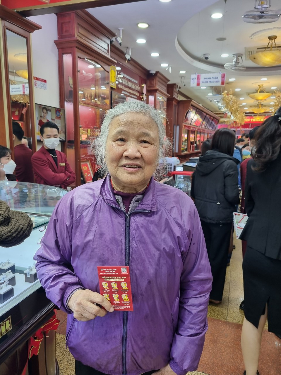 Bà Phạm Xuân Tình (82 tuổi, Vĩnh Hưng, Hoàng Mai) mua 1 chỉ vàng ngày vía Thần tài (Ảnh: Ngọc Mai). Bà Phạm Xuân Tình (82 tuổi, Vĩnh Hưng, Hoàng Mai) mua 1 chỉ vàng ngày vía Thần tài (Ảnh: Ngọc Mai).