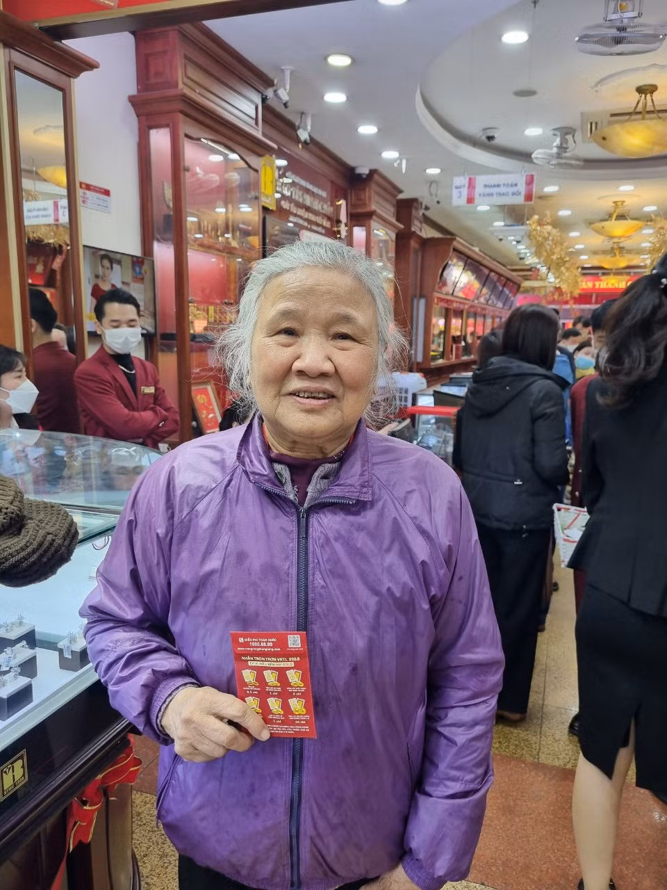 Bà Phạm Xuân Tình (82 tuổi, Vĩnh Hưng, Hoàng Mai) mua 1 chỉ vàng ngày vía Thần tài (Ảnh: Ngọc Mai). Bà Phạm Xuân Tình (82 tuổi, Vĩnh Hưng, Hoàng Mai) mua 1 chỉ vàng ngày vía Thần tài (Ảnh: Ngọc Mai).