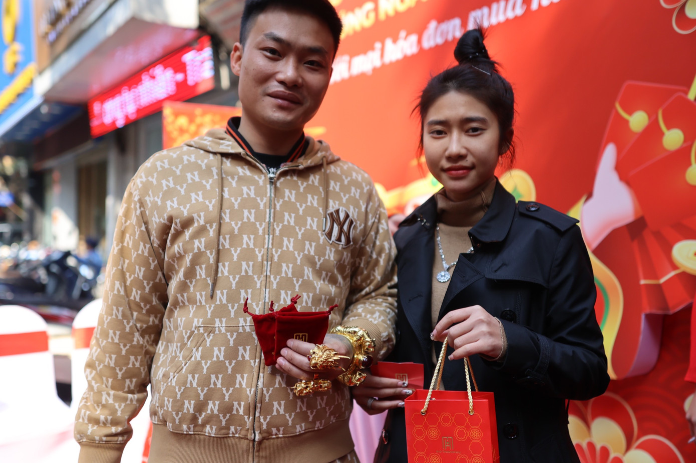 Vợ chồng anh Cường mua 2 chỉ vàng (ảnh: Như Ý). Vợ chồng anh Cường mua 2 chỉ vàng (ảnh: Như Ý).