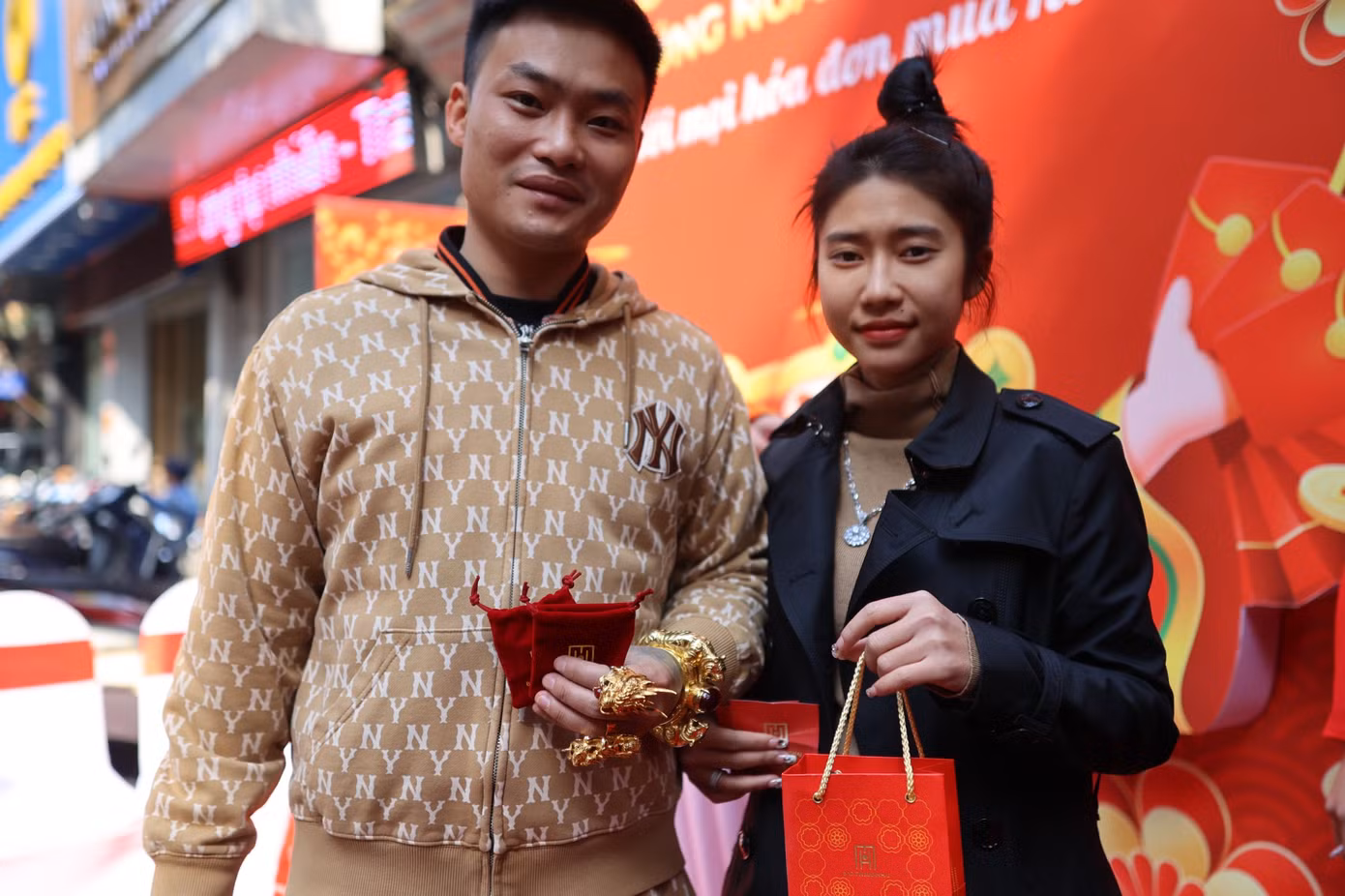 Vợ chồng anh Cường mua 2 chỉ vàng (ảnh: Như Ý). Vợ chồng anh Cường mua 2 chỉ vàng (ảnh: Như Ý).