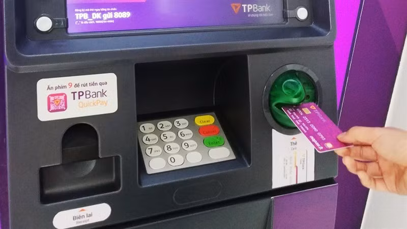 Rút tiền mặt giảm tại các cây ATM giảm.