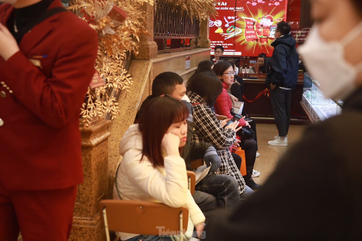 Ngày vía Thần tài là dịp kinh doanh vàng lớn nhất trong năm, nhiều người xếp hàng mua vàng từ trước ngày vía Thần tài (Ảnh: Trọng Tài).