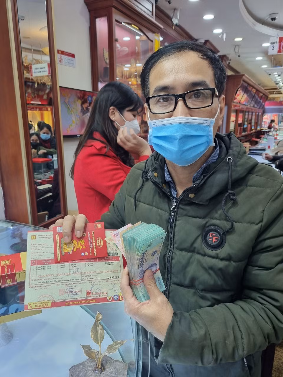 Anh Nguyễn Quốc Khánh (Định Công, Hoàng Mai) bán 20 chỉ vàng thu tiền chốt lời (ảnh: Ngọc Mai). Anh Nguyễn Quốc Khánh (Định Công, Hoàng Mai) bán 20 chỉ vàng thu tiền chốt lời (ảnh: Ngọc Mai).
